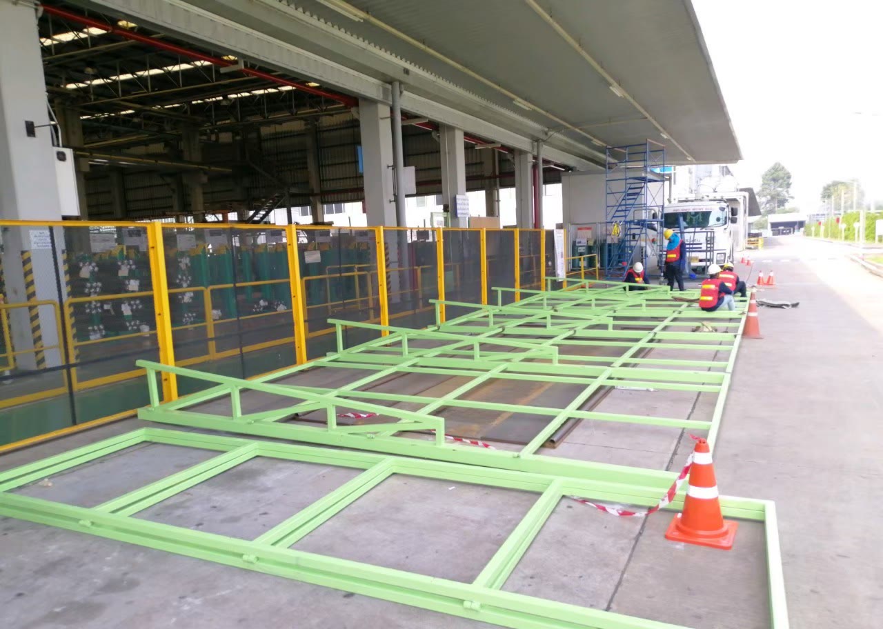 ประกอบโครงเหล็กกล่อง 100×100 และ 50×50 มม. บนพื้นหน้างาน