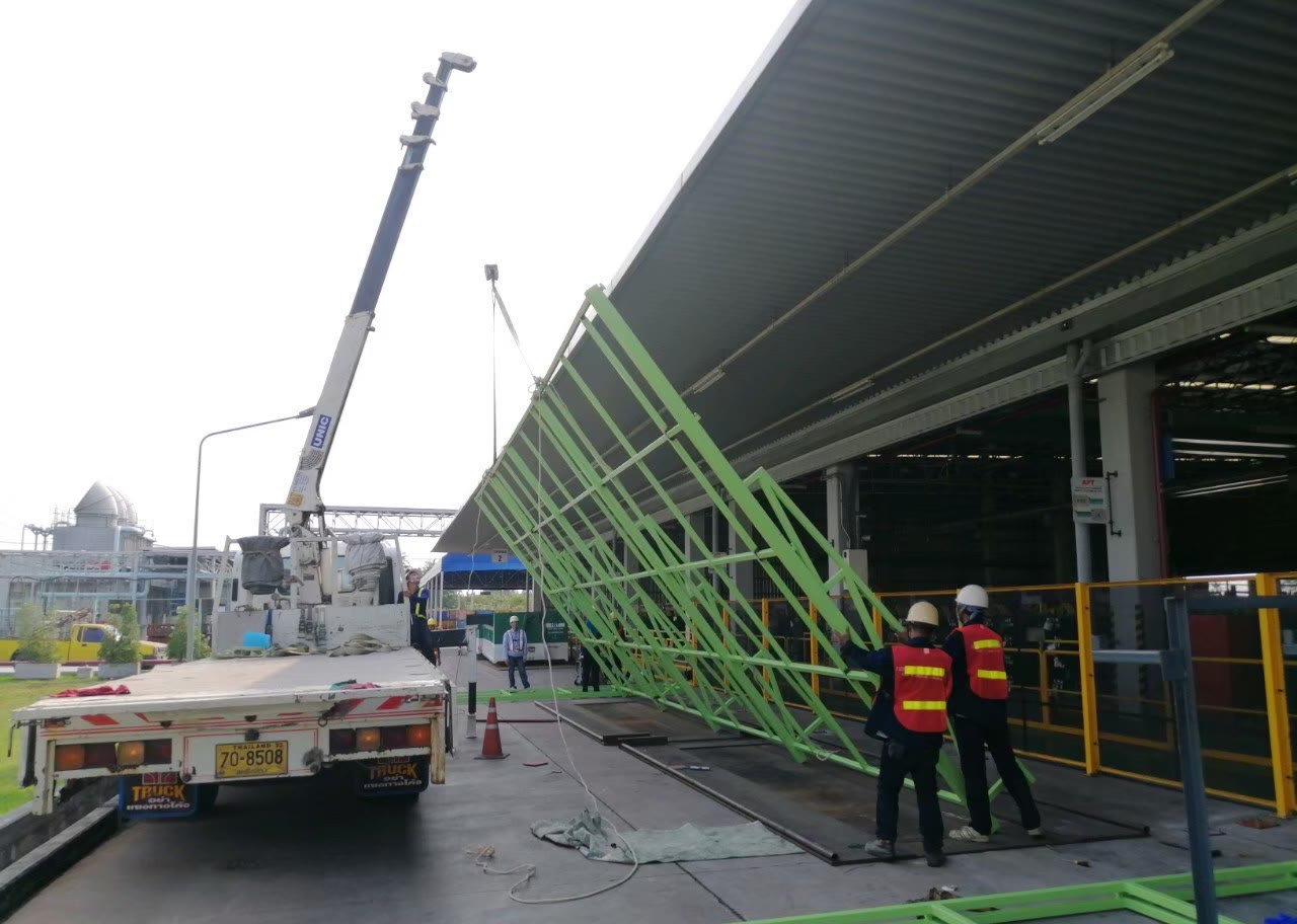 ตั้งโครงเข้าแนว ยึดฐานด้วยเพลท 200×200 และพุกเคมี M16